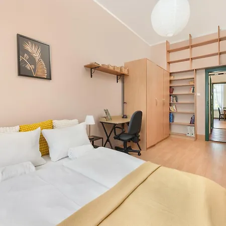 Komfortowy Apartament Blisko Rzeki We Wroclawiu Z Biurkiem I Wanna By Renters Apartment