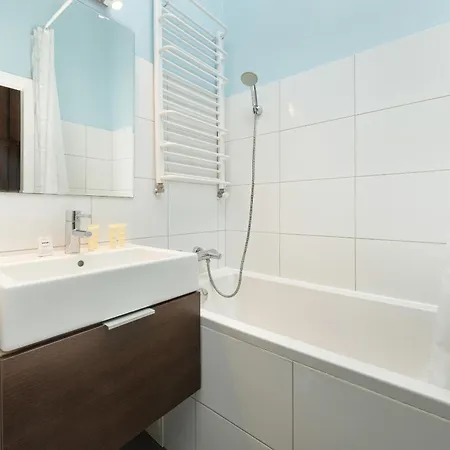 Apartment Komfortowy Apartament Blisko Rzeki We Wroclawiu Z Biurkiem I Wanna By Renters Breslau